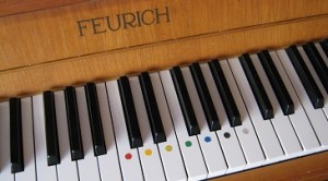 Piano: de leerlingen vinden de gekleurde stippen op de toetsen erg gemakkelijk.